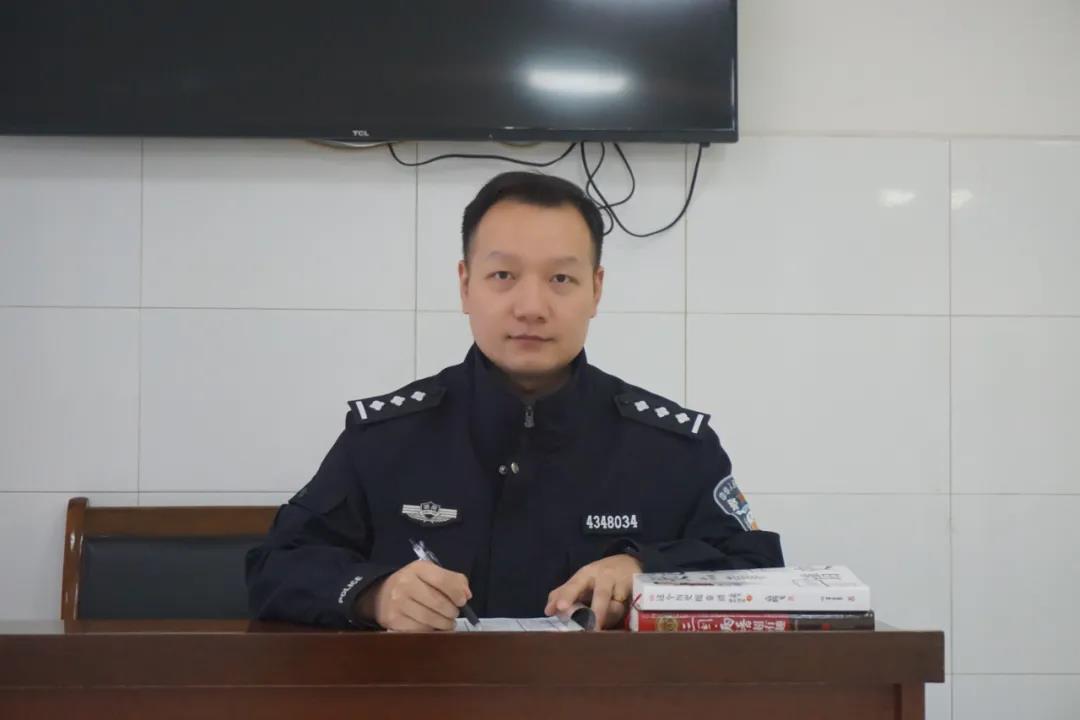 网红“九叔叔”的三张名片